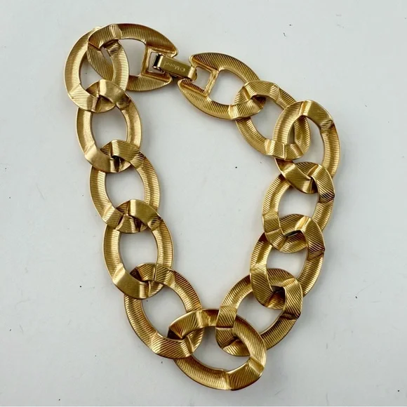 Vintage Monet Signed Matte Goldtone Flat Chain Link Bracelet 7 3/4” - Picture 3 of 4